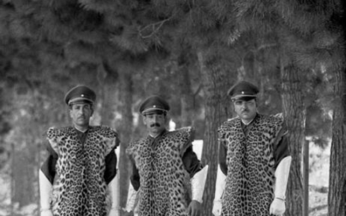 سربازان گارد شاهنشاهی در لباس هایی از پوست پلنگ