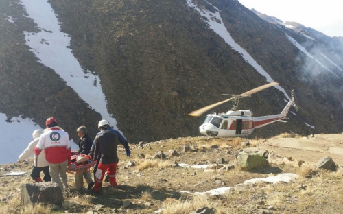 کوهنورد مصدم در منطقه یخچال همدان با تلاش امدادگران نجات یافت+تصاویر