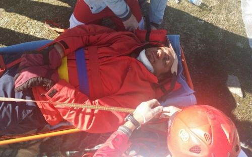 کوهنورد مصدم در منطقه یخچال همدان با تلاش امدادگران نجات یافت+تصاویر
