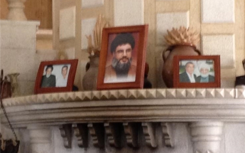 تصاویر آیت‌الله خامنه‌ای و سیدحسن نصرالله در خانه مسیحی لبنانی 