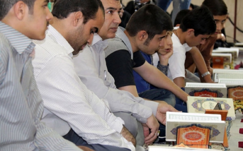 محفل انس با قرآن با حضور قاری مصری در دانشگاه آزاد اسلامی همدان