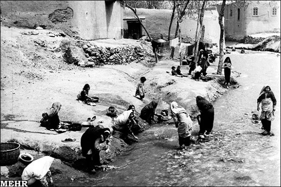زنان همدانی در حال شستن در کنار رودخانه بوعلی سینا