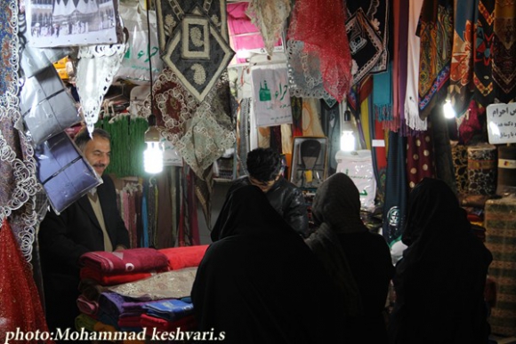 نمایی از بازار شب عید در همدان