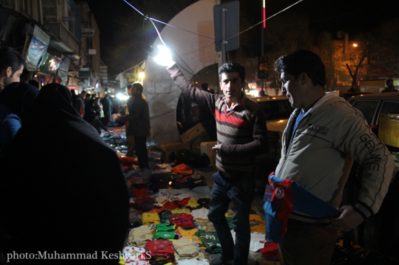 رونق بازار دستفروشها تا پاسی از شب در آستانه نوروز94