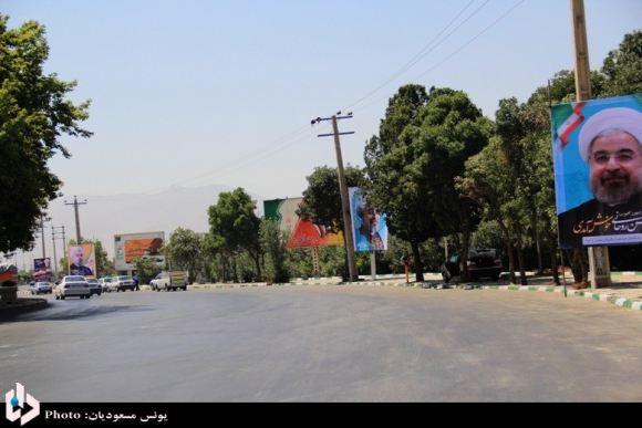 نصب افراطی تصاویر رئیس جمهور در همدان/ جای خالی برای نصب بنر وجود ندارد!