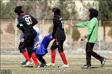 روش حمل مصدوم در فوتبال بانوان! +عکس 