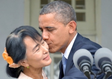 بوسيدن انگ سان سوچي توسط اوباما و