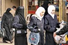 حضور دختران سعودی در داربی جده با پوشش مردانه 