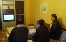  علی دایی در حال تماشای بازی ایران و قطر 