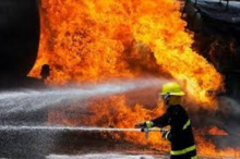 آتش سوزی کارخانه قیر همدان با تلاش آتش نشان ها مهارشد