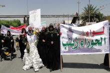 دختری با لباس عروس در تظاهرات زنان عراقی علیه داعش