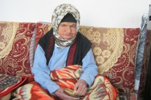 پیرترین زن روستای کبودرآهنگ۱۰۲ سال سن دارد