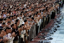 اقامه نماز ظهر اربعین در میدان اصلی شهرهمدان