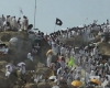 برافراشته شدن پرچم داعش بر فراز جبل الرحمه عرفات در مناسک حج