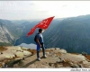 اهتزاز پرچم “یاحسین(ع)”در یکی از خطرناک‌ ترین ارتفاعات دنیا